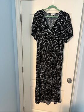 a new day Black and White heart V-Neck Midi Dress